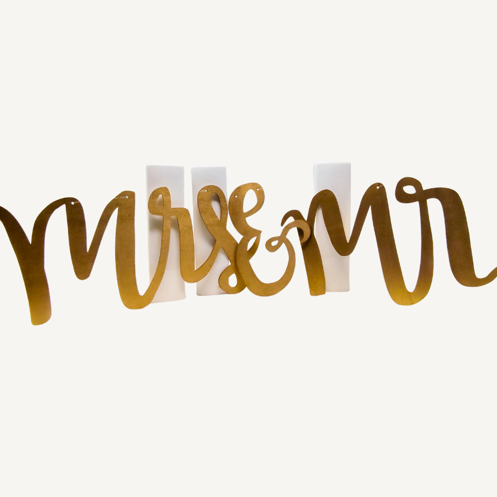 Hängender Schriftzug „Mrs & Mr“ – Gold – Hochzeit Dekoration
