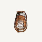 Kleines bauchiges Rattan-Windlicht mit Glaseinsatz (32×25 cm) – Mietartikel im Dekoverleih Berlin