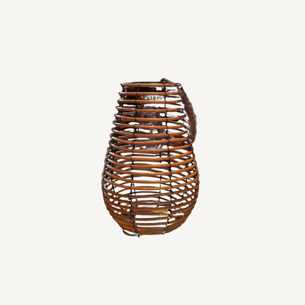 Kleines bauchiges Rattan-Windlicht mit Glaseinsatz (32×25 cm) – Mietartikel im Dekoverleih Berlin