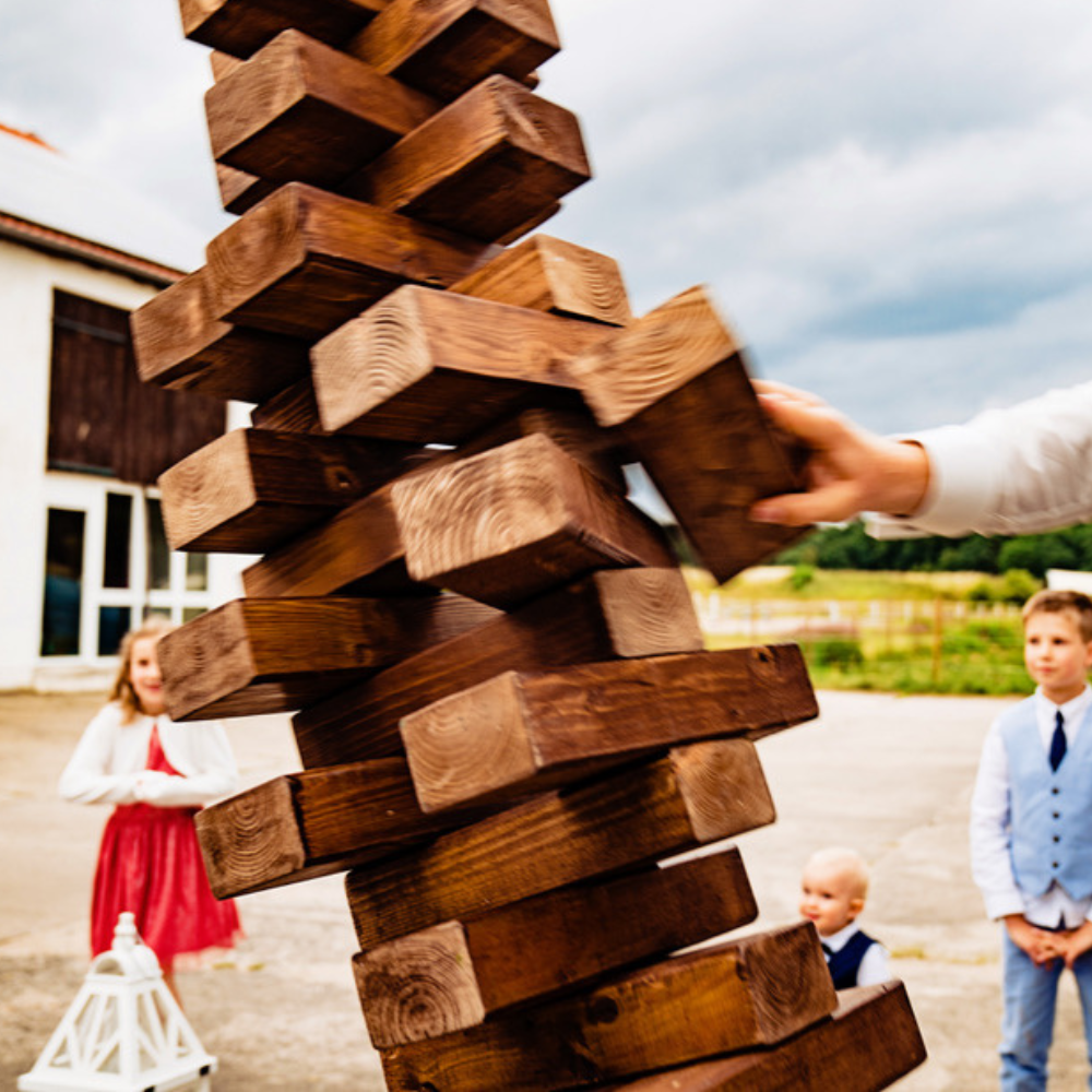 XXL Wackelturm mieten – Starthöhe 120cm – Eventspiel Highlight für Hochzeiten & Firmenfeiern