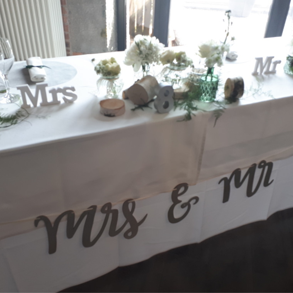Hängender Schriftzug „Mrs & Mr“ – Gold – Hochzeit Dekoration