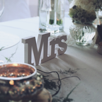 Aufsteller „Mr & Mrs“ – Weiß – dekoratives Schrift-Element