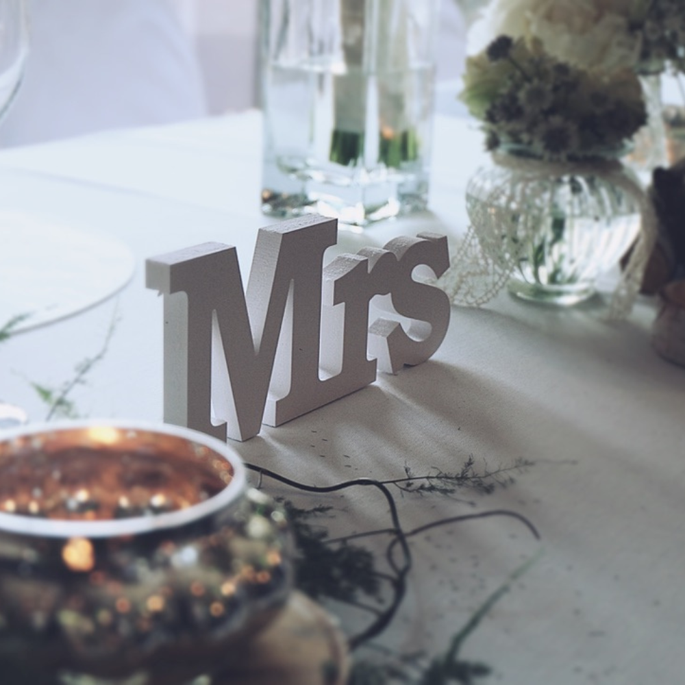 Aufsteller „Mr & Mrs“ – Weiß – dekoratives Schrift-Element