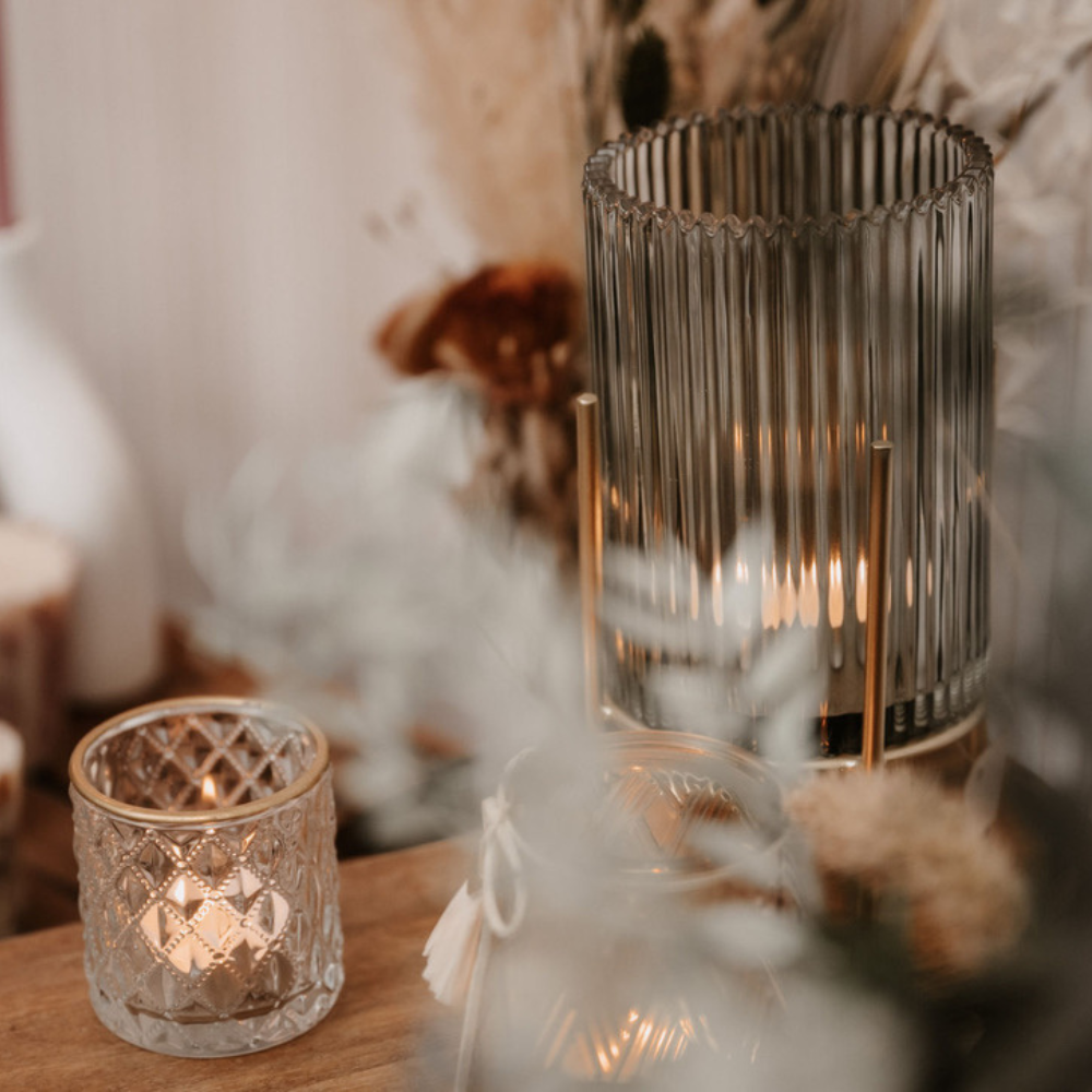 Glas-Windlicht & Vase mit Goldständer – Salbeigrün gerillt