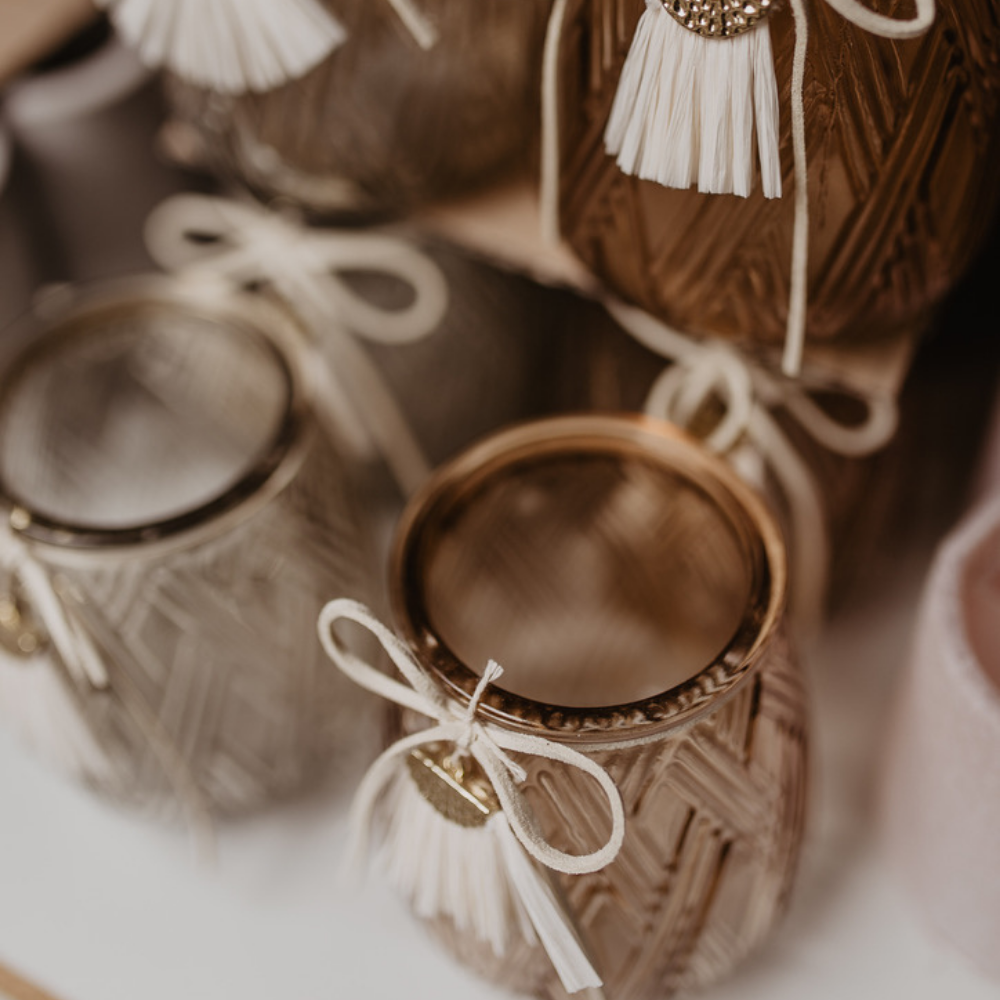 Teelichtglas / kleine Vase mit Dekoband mieten / Grau und Braun