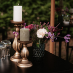 Zwei goldene Kerzenständer in unterschiedlichen Höhen, Vintage-Stil – Tischdeko zur Miete