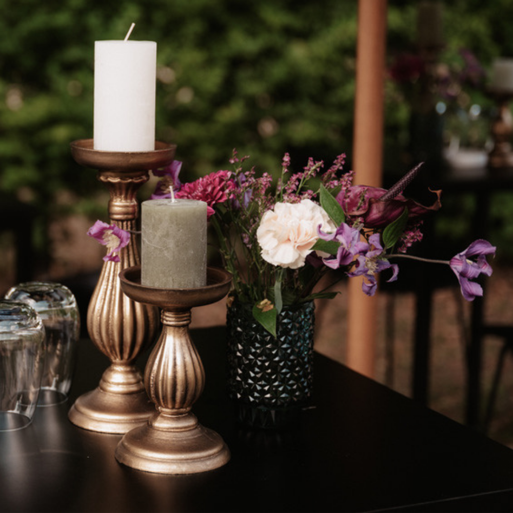 Zwei goldene Kerzenständer in unterschiedlichen Höhen, Vintage-Stil – Tischdeko zur Miete