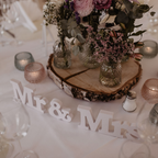 Aufsteller „Mr & Mrs“ – Weiß – dekoratives Schrift-Element