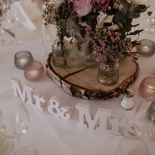Aufsteller „Mr & Mrs“ – Weiß – dekoratives Schrift-Element