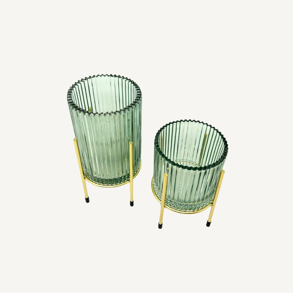 Glas-Windlicht & Vase mit Goldständer – Salbeigrün gerillt