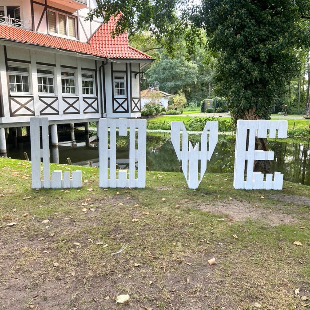 Palettenbuchstaben LOVE – Großbuchstaben im Industrial-Stil
