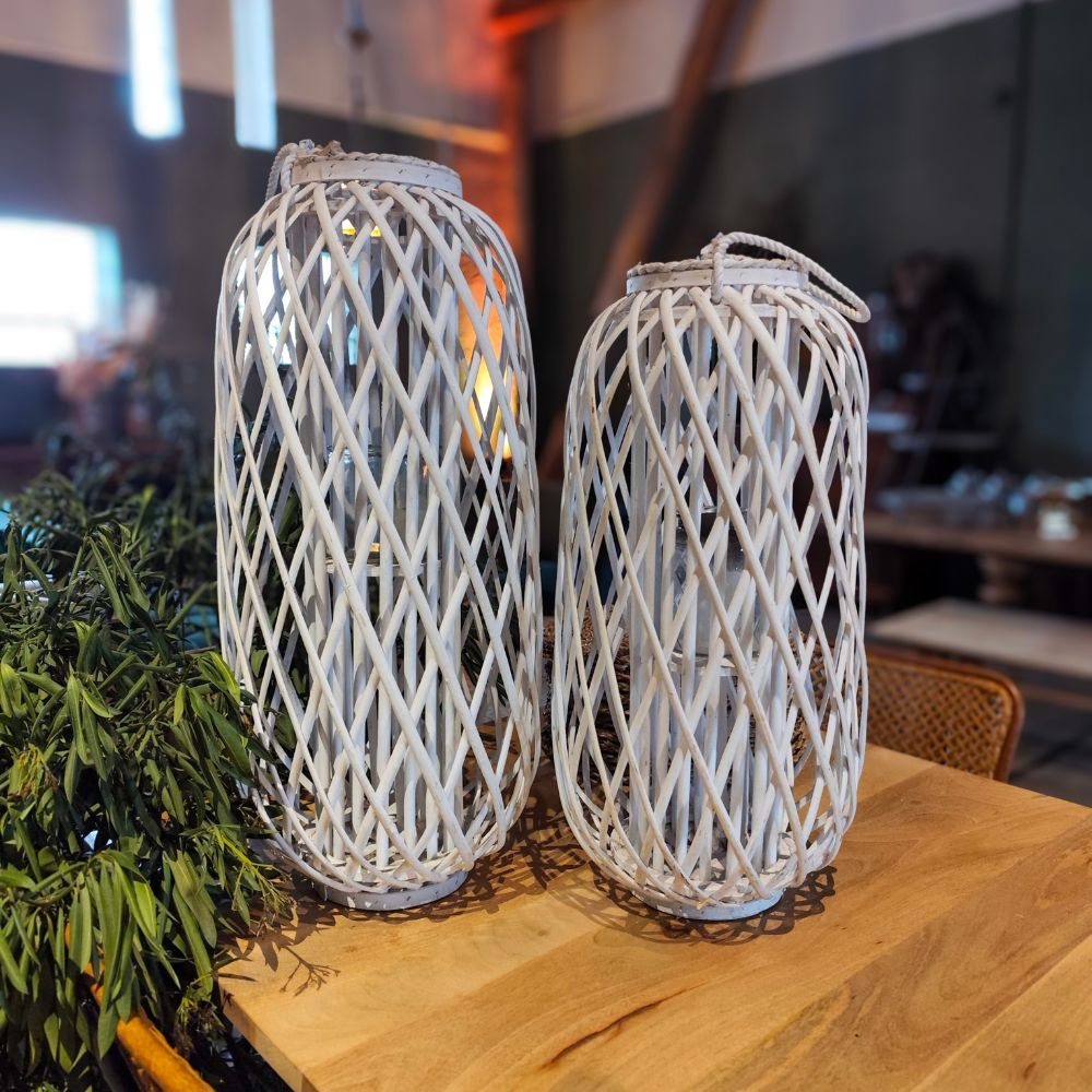 Rattan-Laternen naturweiß in zwei Größen (65/30 & 75/33 cm) – Mietartikel im Dekoverleih Berlin