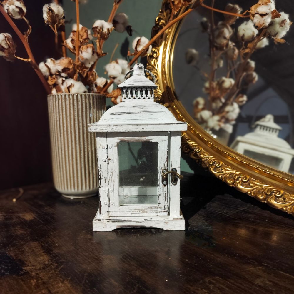 Weiße Shabby-Chic-Laterne für Kerzenlicht, Tisch- oder Bodendeko – Laterne mieten in Berlin