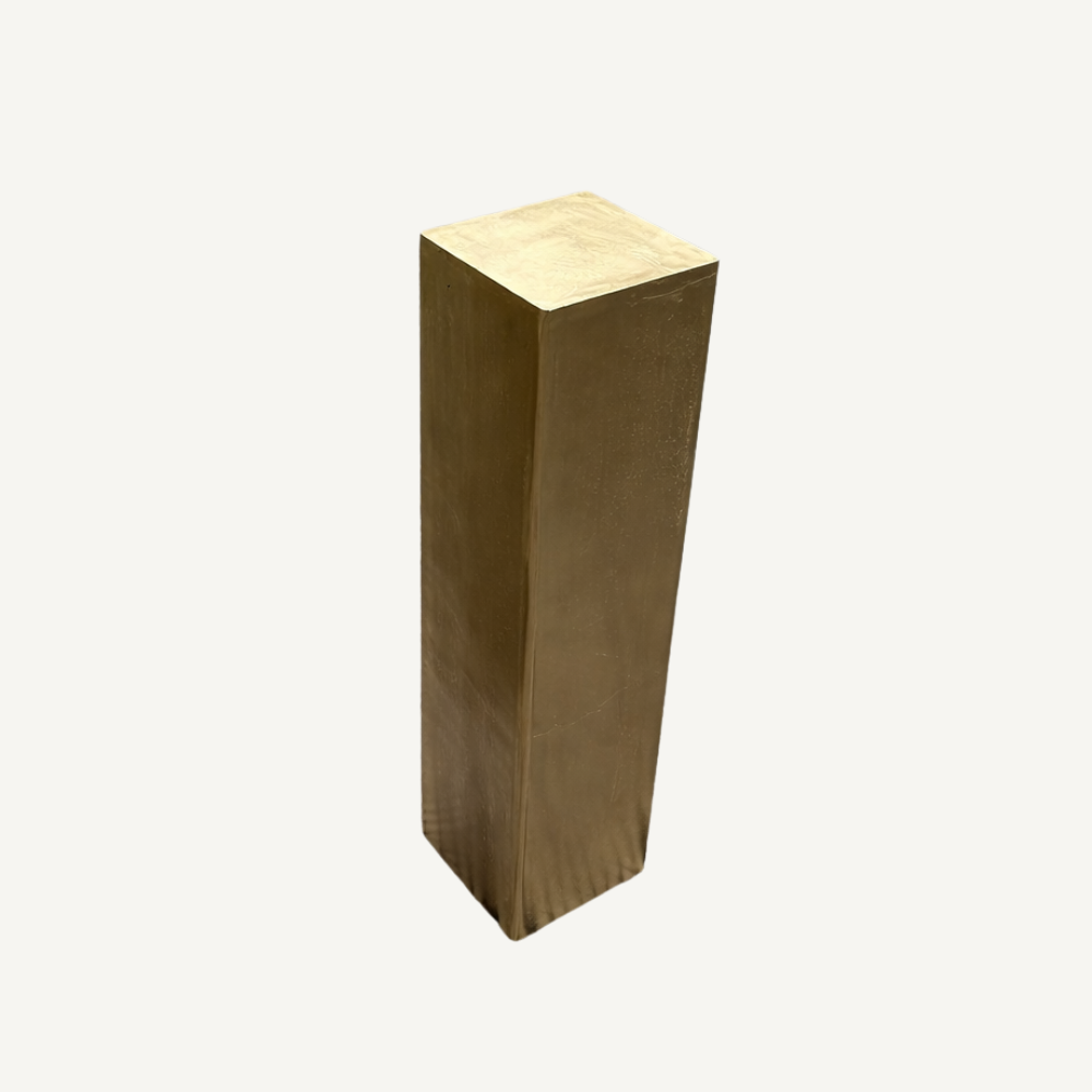 Galeriesockel aus Metall in Gold