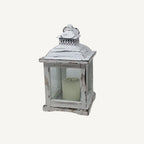 Romantische weiße Laterne mit Shabby-Finish aus Holz/Metall/Glas – Deko mieten Berlin & Brandenburg