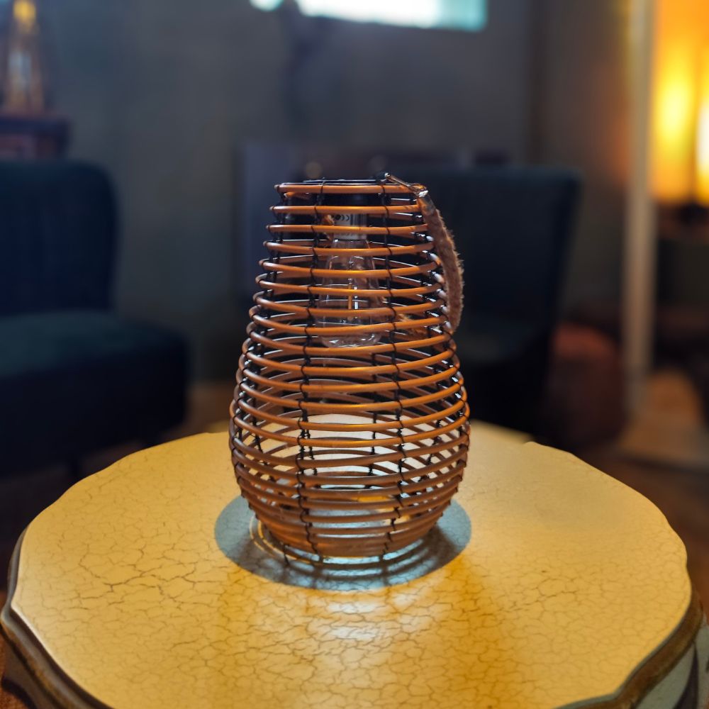 Naturfarbenes Windlicht aus Rattan mit Henkel, ideal für Teelicht/LED – Deko mieten Berlin & Brandenburg
