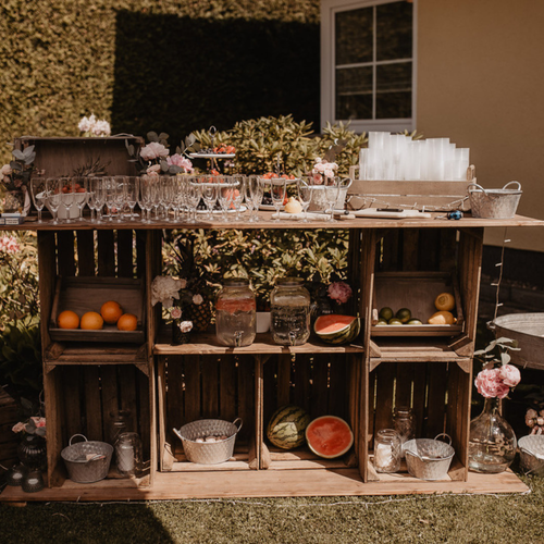 Bar aus Holzkisten zum Mieten als rustikale Getränkestation für Hochzeit oder Event in Berlin und Brandenburg.